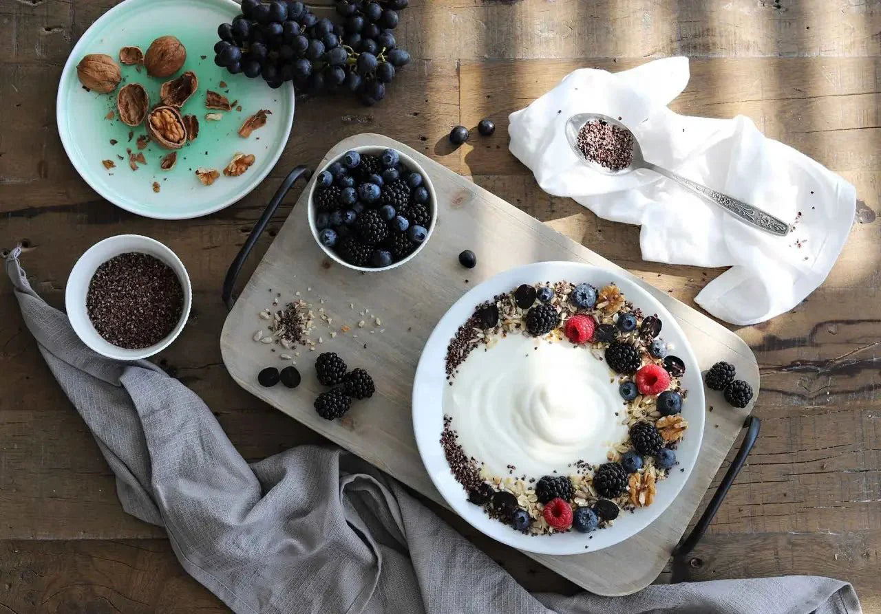 Müsli mit Joghurt, Nüssen und Kakaonibs Rausch