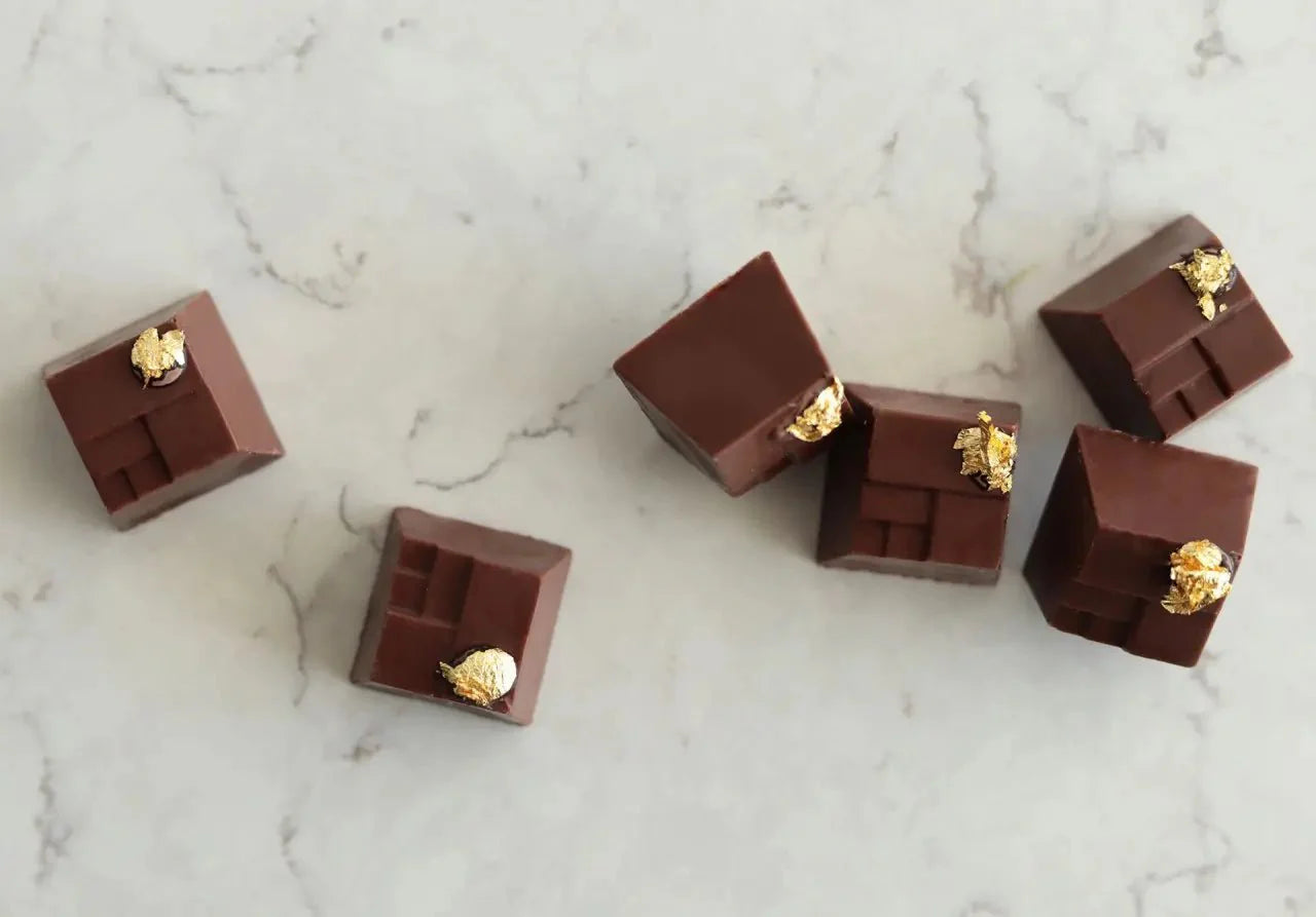 Gefüllte-Carré-Pralinen-mit-heller-Edelkakao-Schokolade Rausch