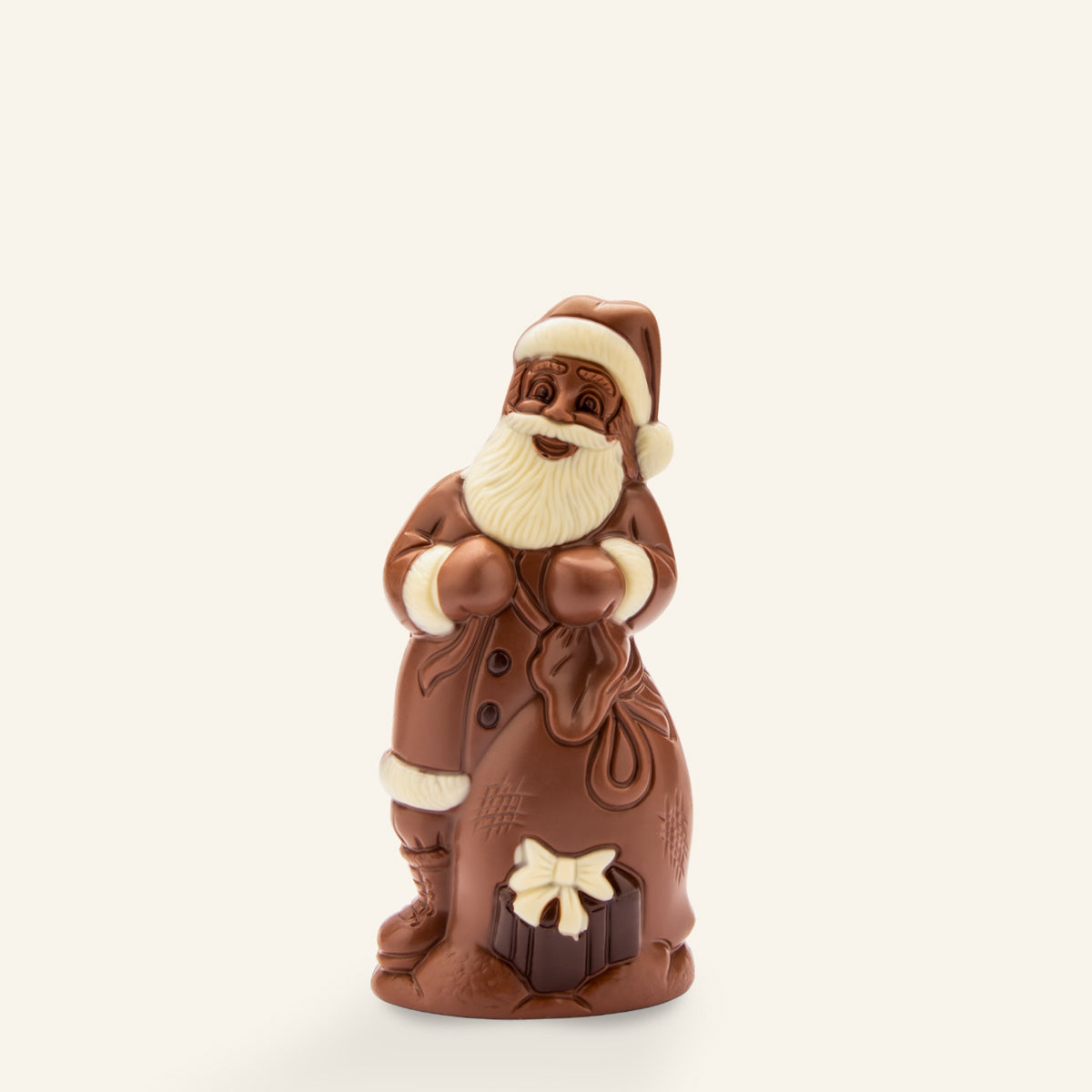 Hell- und dunkelbrauner handwerklicher Schokoladen-Weihnachtsmann mit Sack und Geschenk. - Rausch