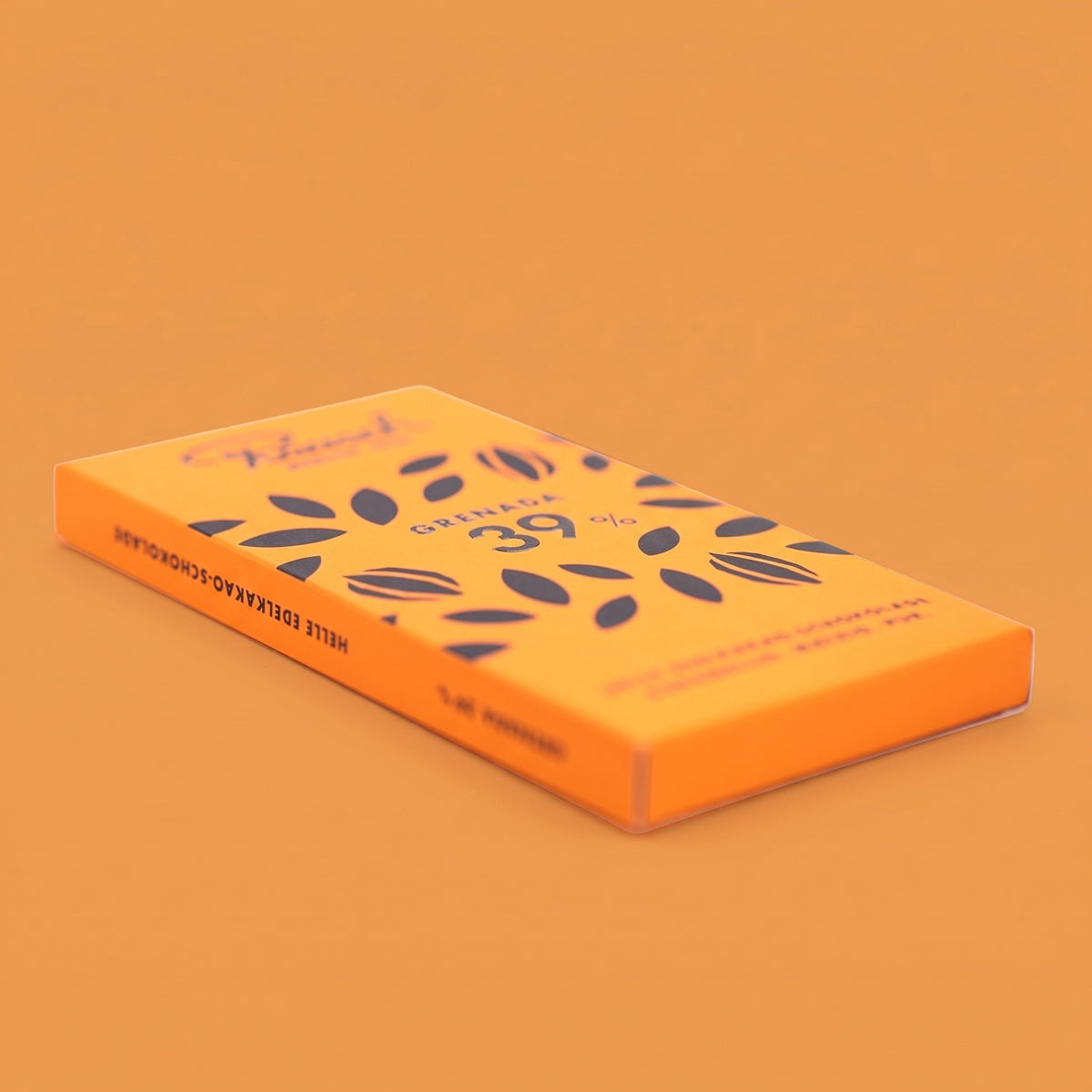 Orangefarbene Schokoladentafel mit dunkelblauem Kakaobohnenmuster und handwerklichem Design. - Rausch