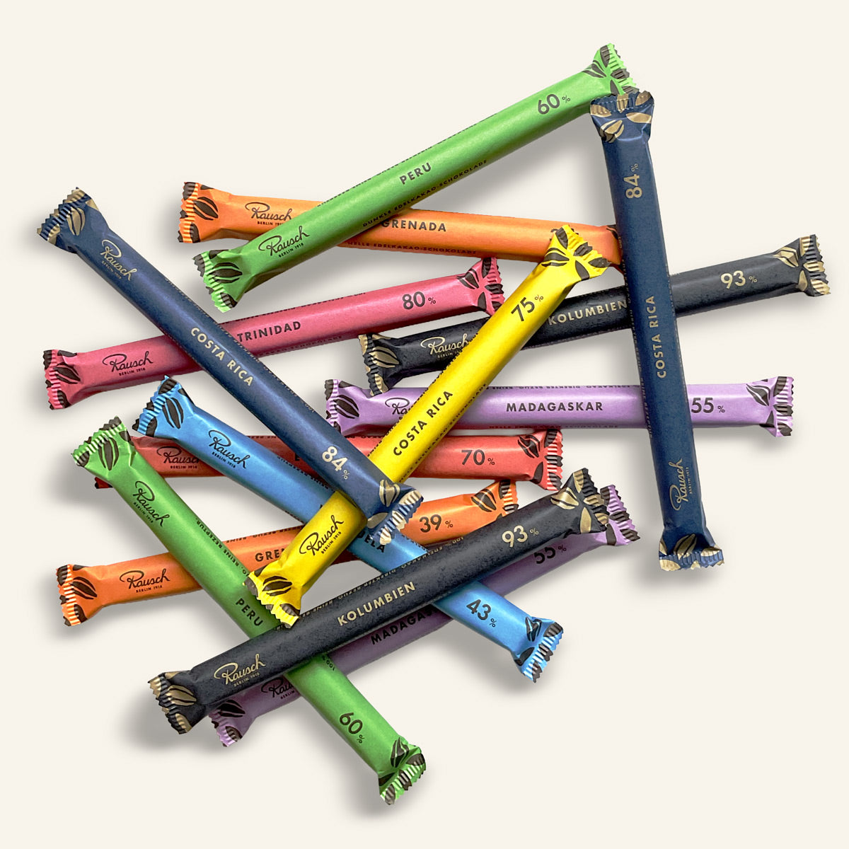 Bunte, handwerkliche Schokoladensticks in schmalen Papierhüllen, einzeln verpackt in verschiedenen Farben. - Rausch