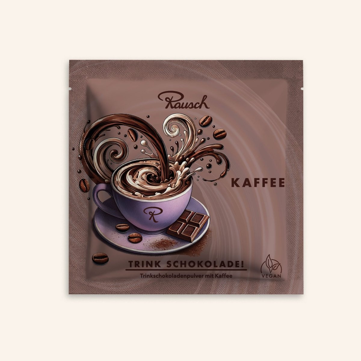Trinkschokolade der Sorte "Kaffee" in braunem Sachet auf beigem Hintergrund.