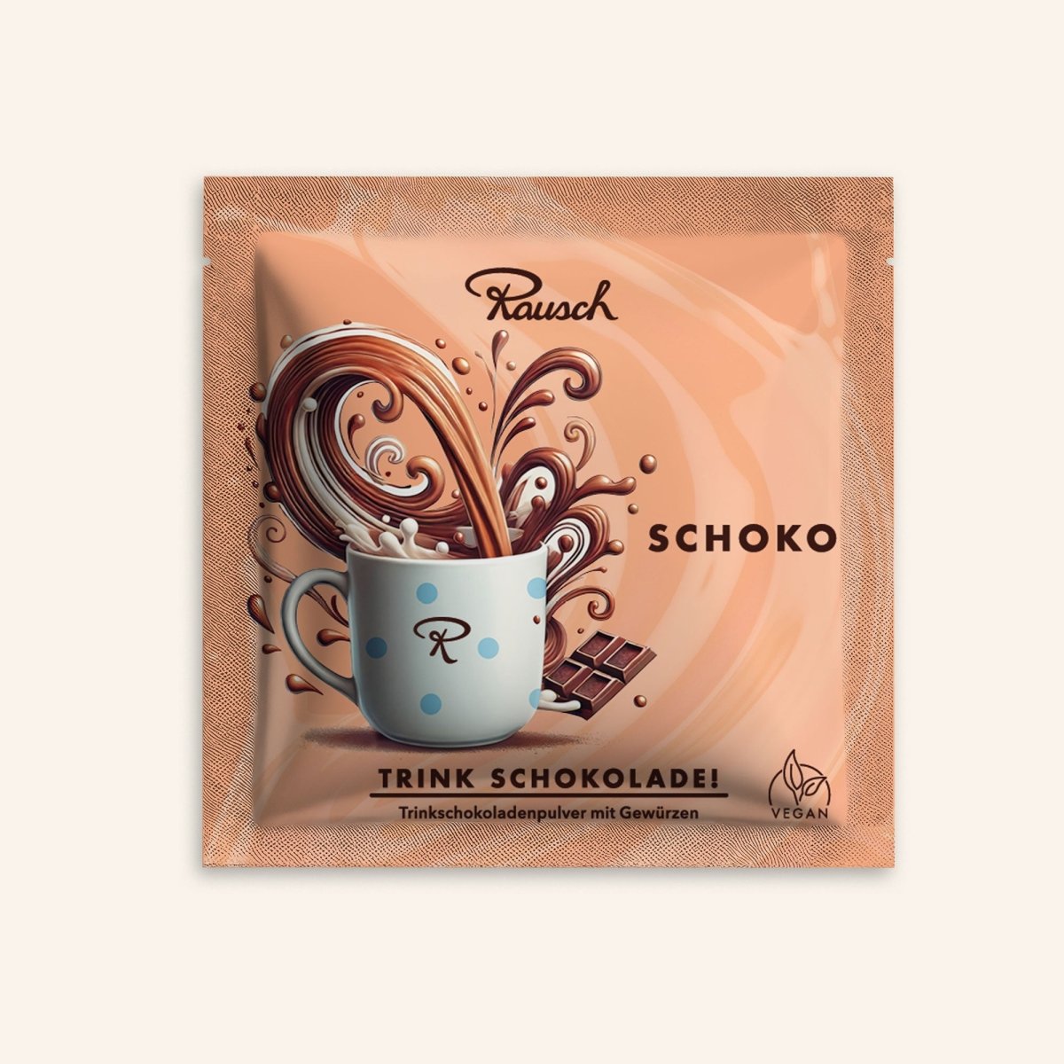 Trinkschokolade der Sorte "Schoko" in lachsfarbenen Sachets auf beigem Hintergrund.