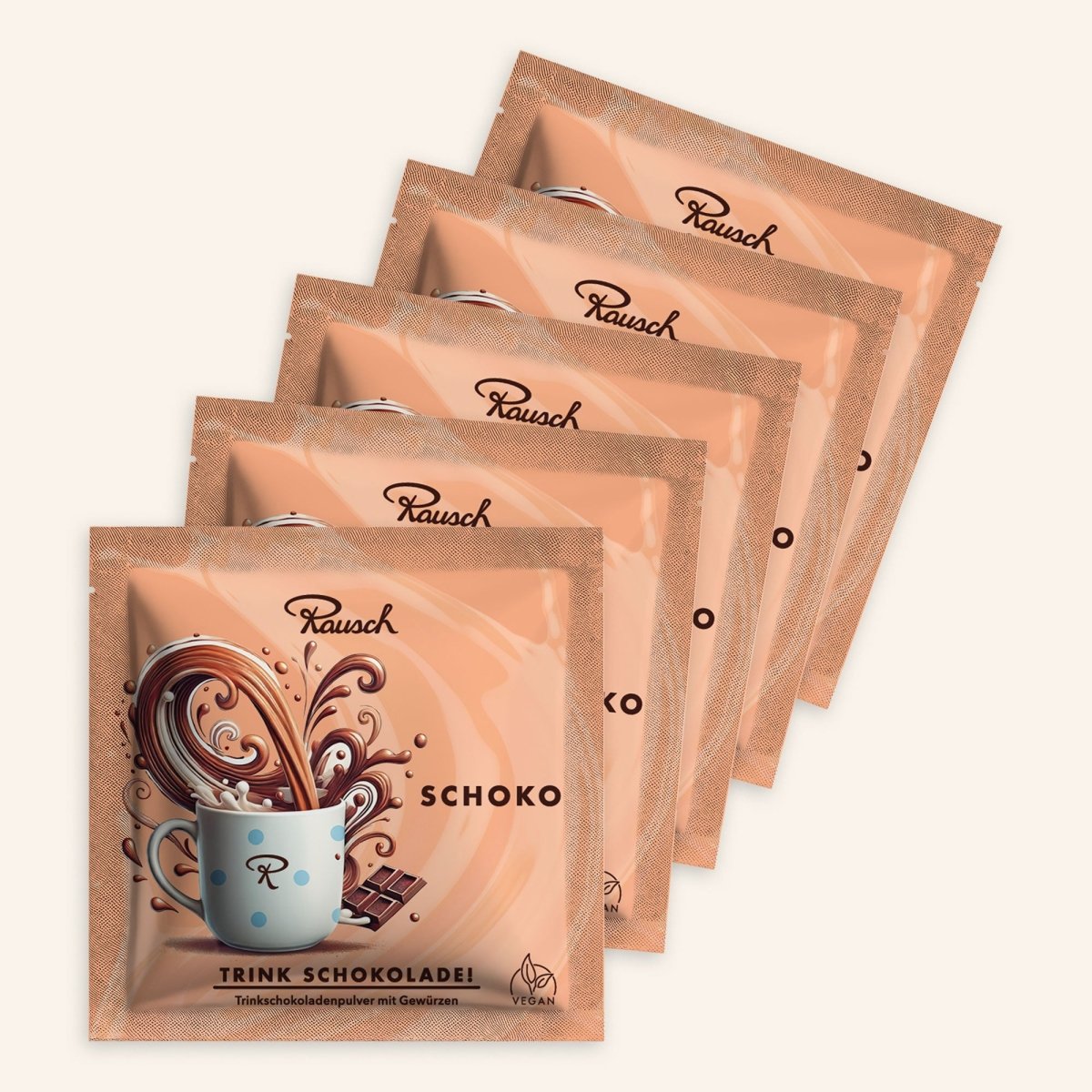 Fünf Trinkschokoladen der Sorte "Schoko" in lachsfarbenen Sachets auf beigem Hintergrund.