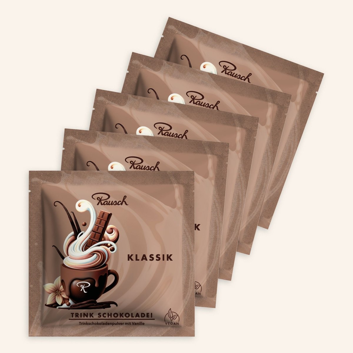 Fünf Trinkschokoladen der Sorte "Klassik" in braunen Sachets auf beigem Hintergrund.