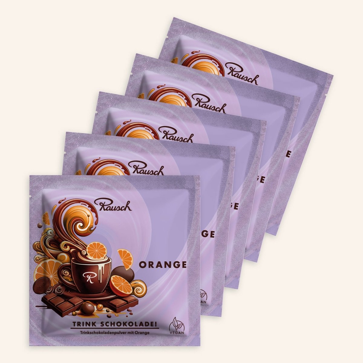 Fünf Trinkschokoladen der Sorte "Orange" in lila Sachets auf beigem Hintergrund.