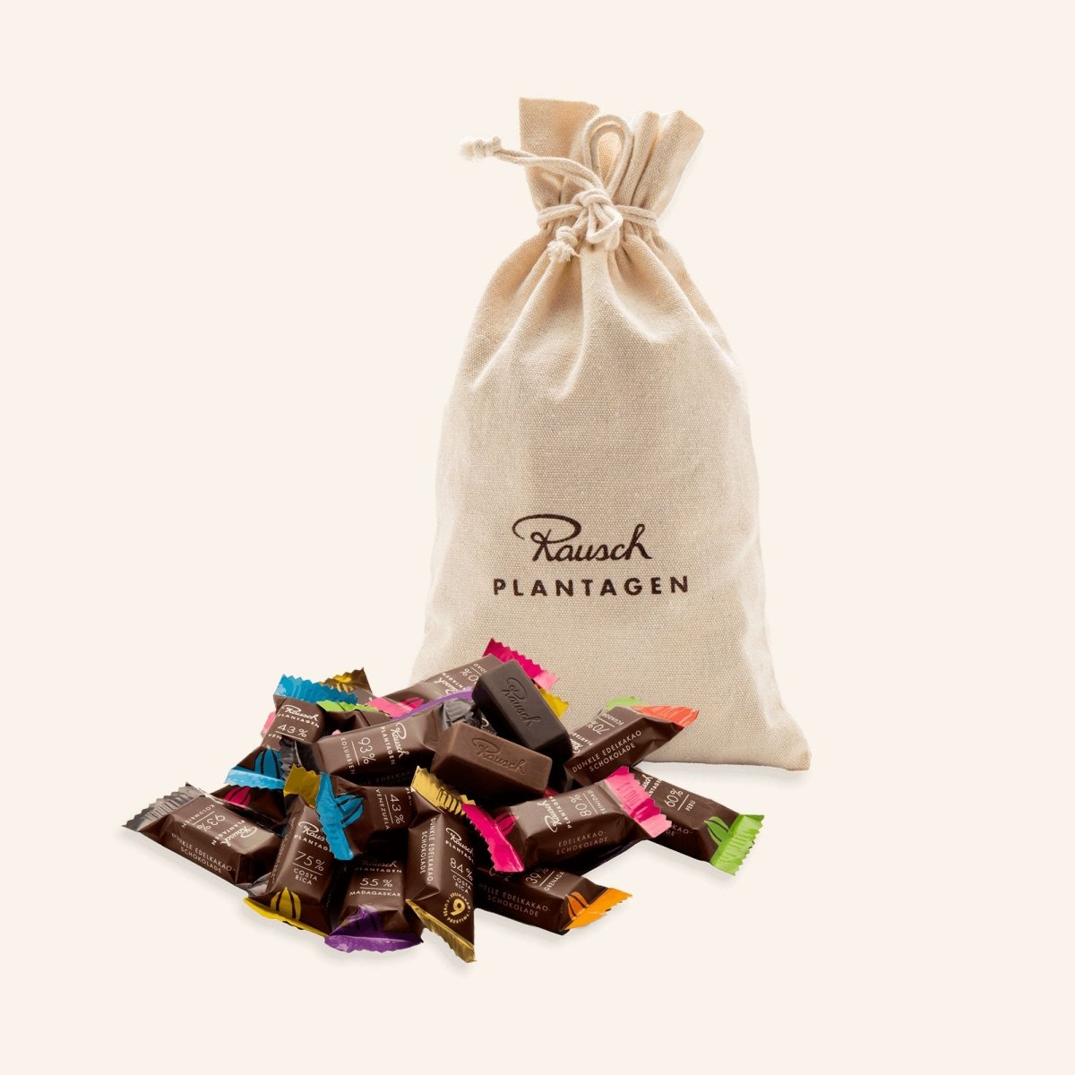 Leinensäckchen vor beigem Hintergrund. Befüllt mit verschiedenen Sorten Rausch Minis.