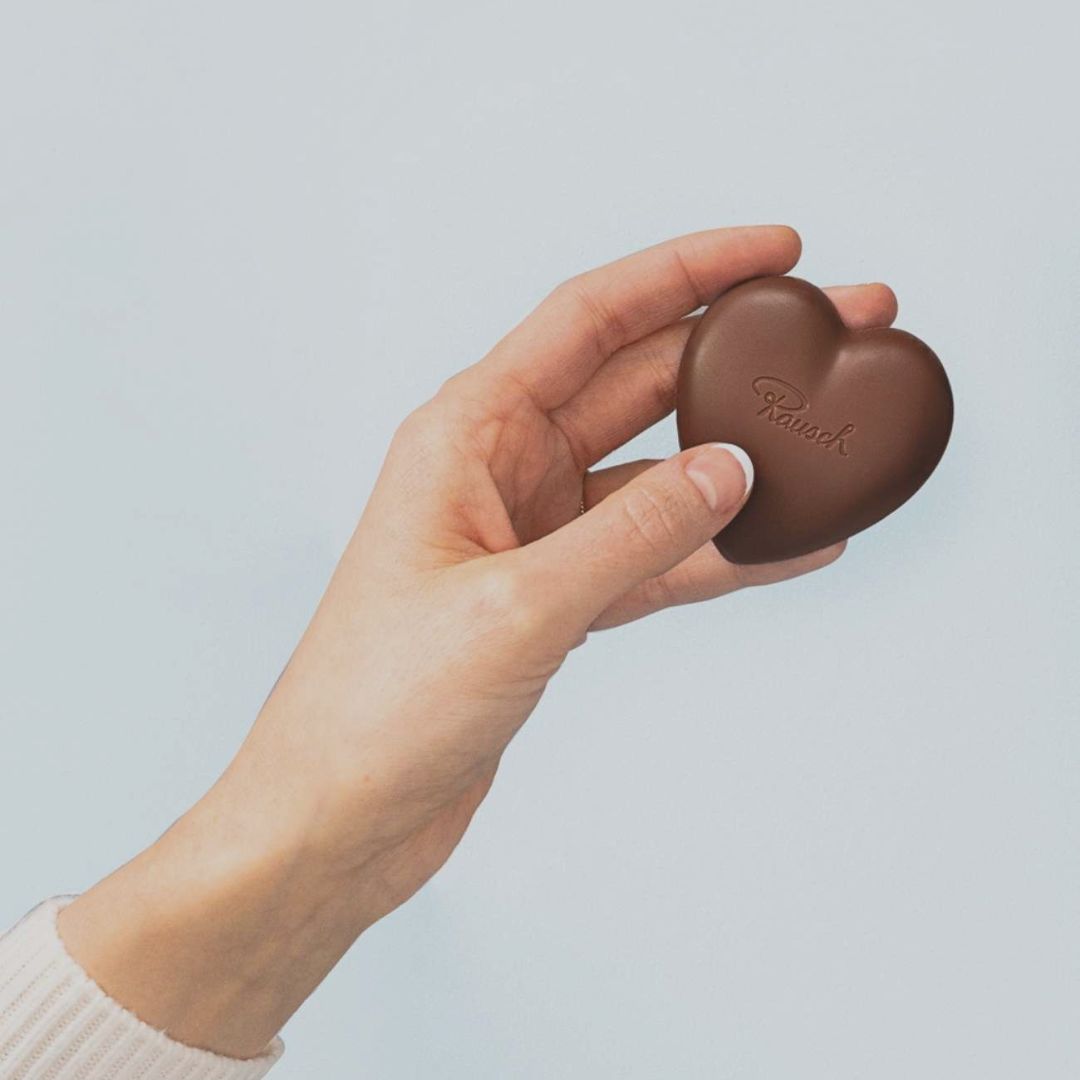 Mega Menü B2B Hand mit Schokoladenherz