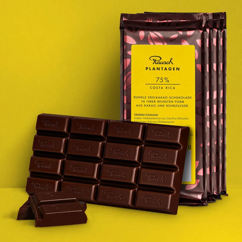 Bundle aus Rausch Plantagen Costa Rica 75% Schokolade auf gelbem Hintergrund.