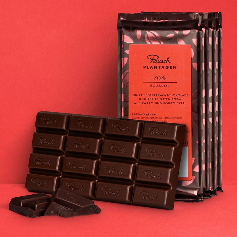 Bundle aus Rausch Plantagen Ecuador 70% Schokolade auf rotem Hintergrund.