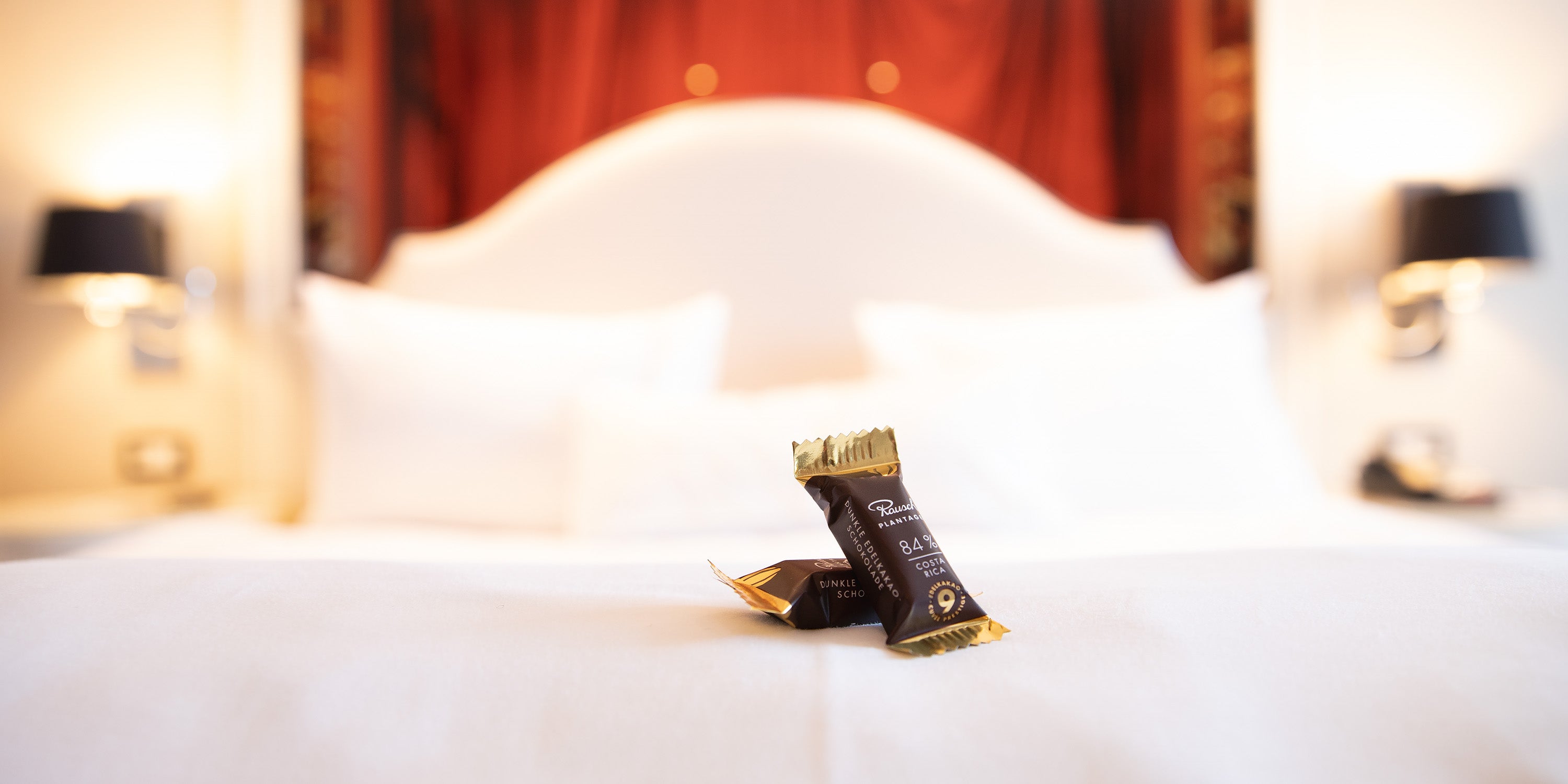 Rausch Minis auf Hotelbett - B2B