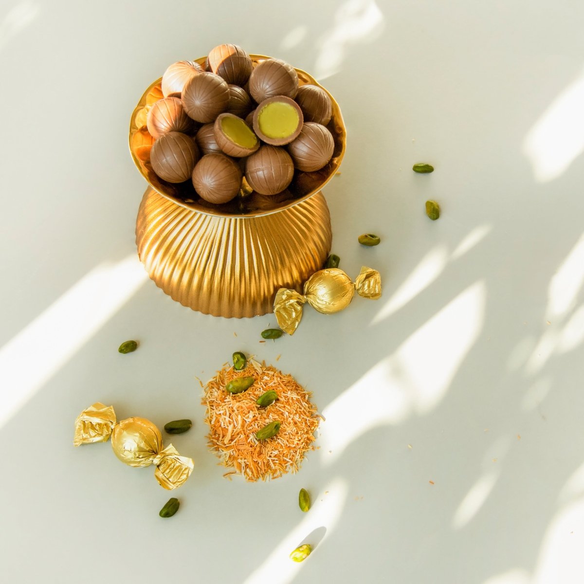 Goldene Schüssel mit Dubai-Pralinenkugeln - Rausch
