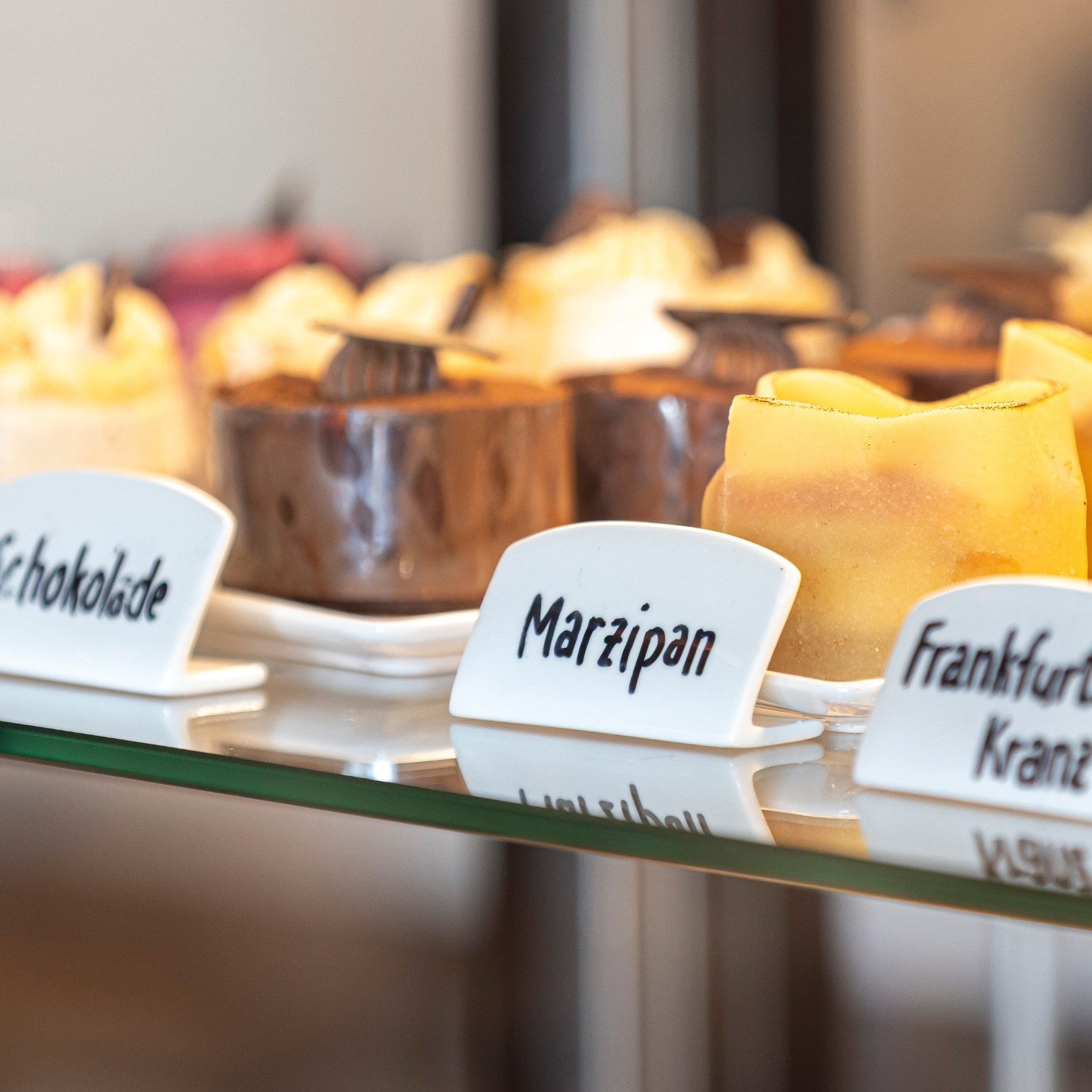 Rausch Törtchen Auswahl in Glasvitrine