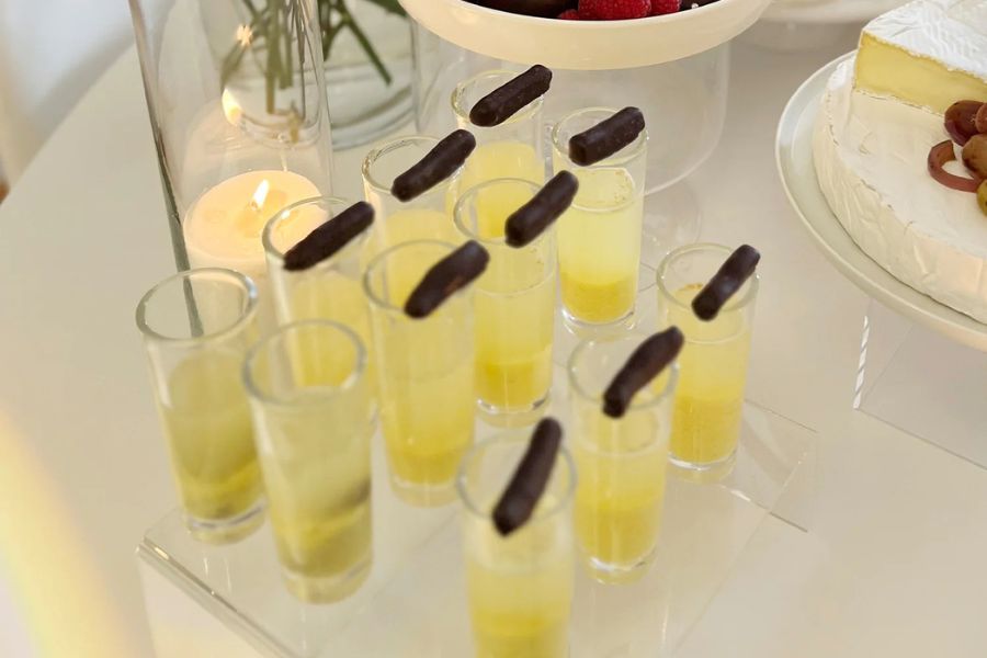 Ingwershot mit Ingwerstäbchen