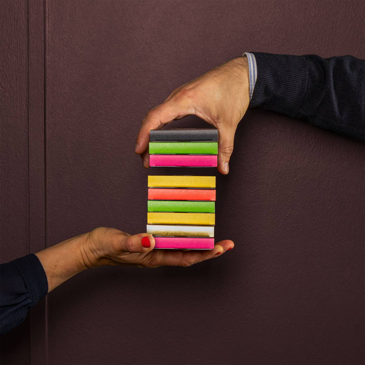 Rausch Plantagen Tafeln gestapelt zwischen Händen