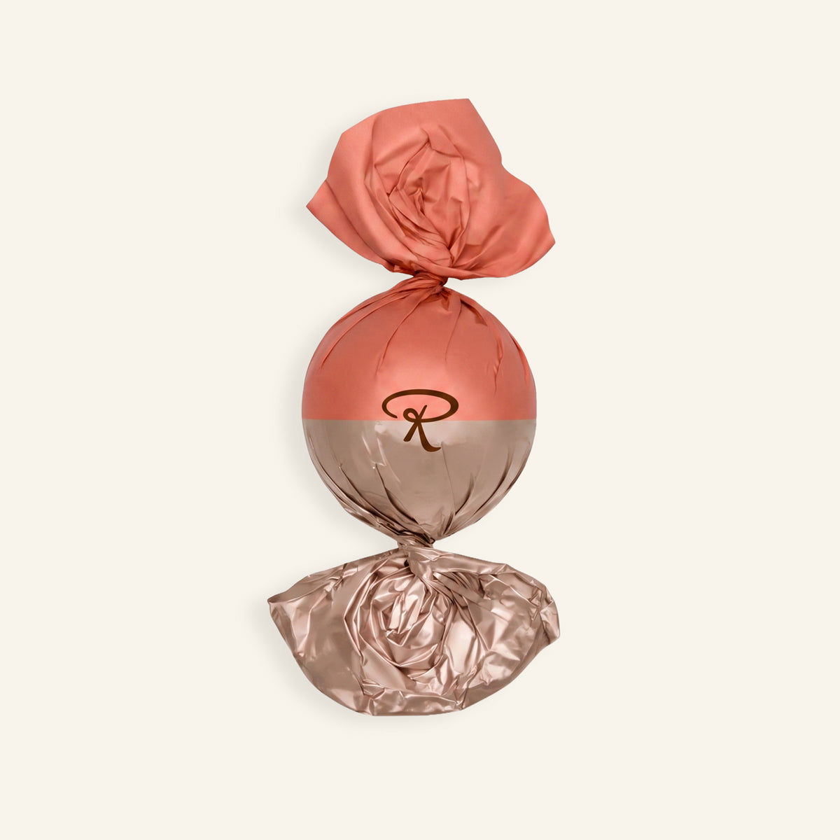 Runde handwerkliche Pralinenkugel mit rot-goldener Schokoladenhülle und Logoprägung. - Rausch