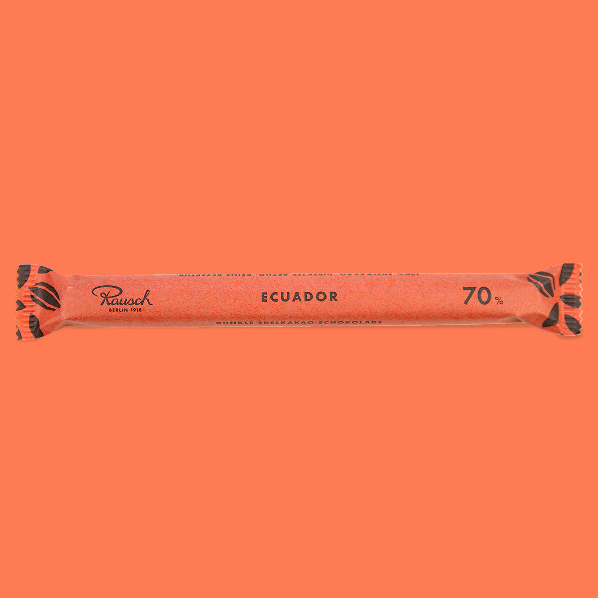 Schmale Schokoladenriegelverpackung in Orange mit schwarzer Schrift und Kakaobohnen-Illustrationen. - Rausch