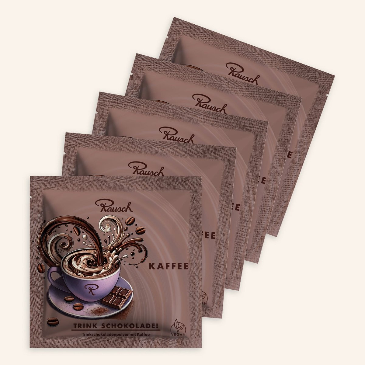 Fünf Trinkschokoladen der Sorte "Kaffee" in braunen Sachets auf beigem Hintergrund.