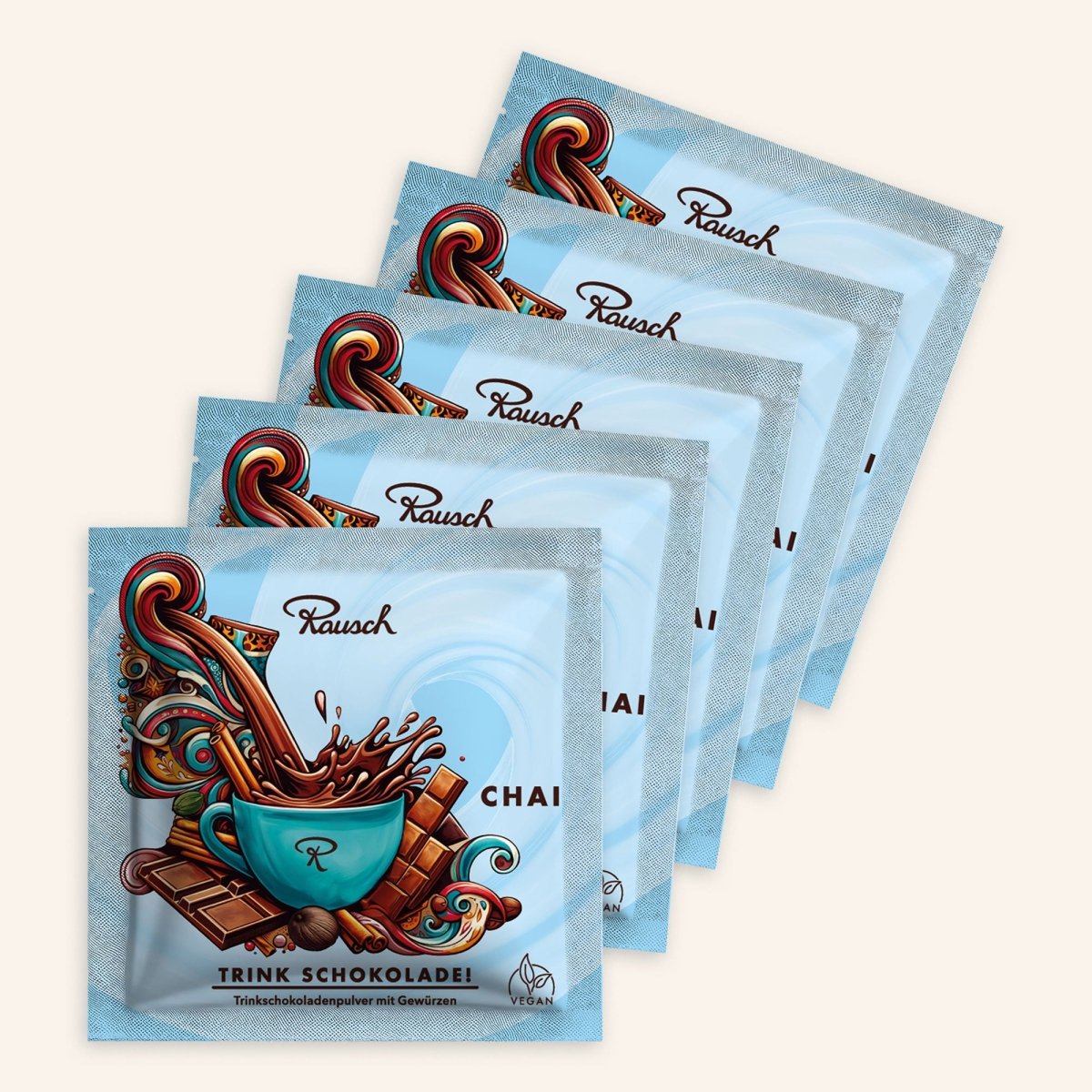 Fünf Trinkschokoladen "Chai" im blauen Sachet auf beigem Hintergrund.