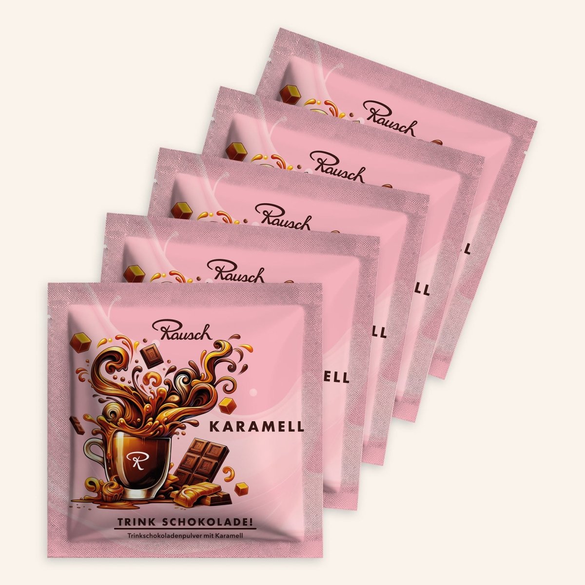 Fünf Trinkschokoladen der Sorte "Karamell" in rosa Sachets auf beigem Hintergrund.