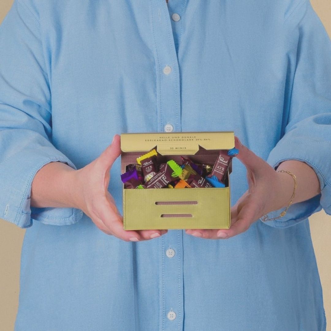 Mega Menü B2B Geschenke Goldbox in Händen