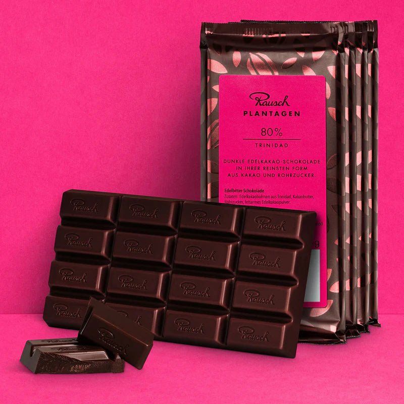 Bundle aus Rausch Plantagen Trinidad 80% Schokolade auf pinkem Hintergrund.