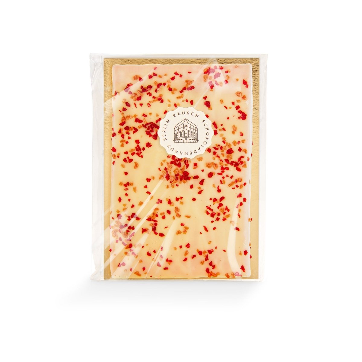 Weiße Schokoladentafel mit kleinen Erdbeer- und Himbeerstückchen verpackt.