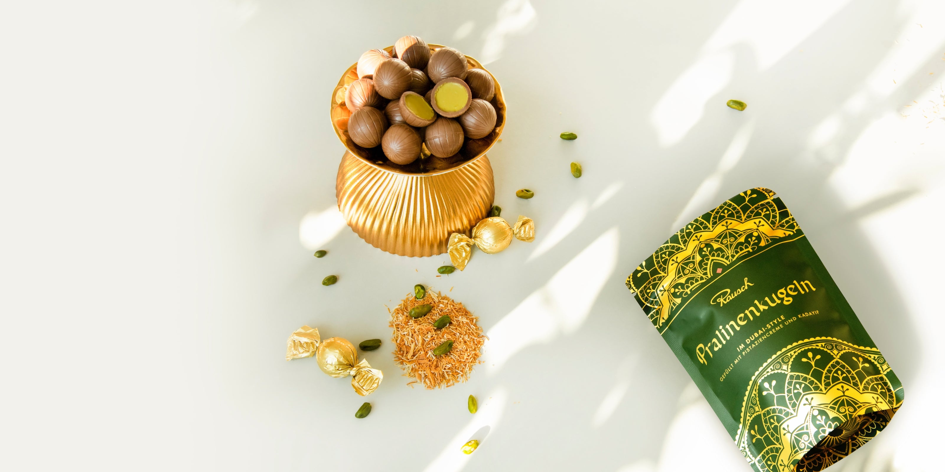 Dubai Kugeln Pralinen mit Pistazien auf weißem Tisch