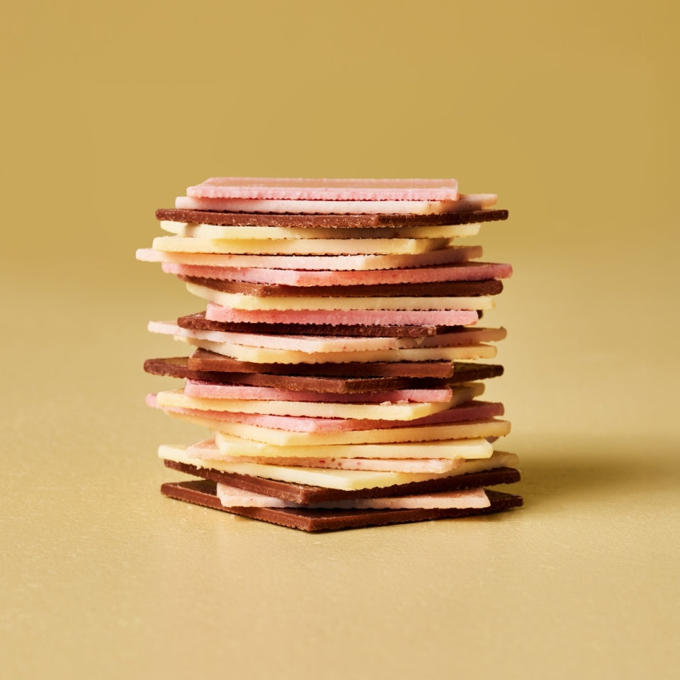 Mehrere Hauchfeine Täfelchen Schokolade übereinander