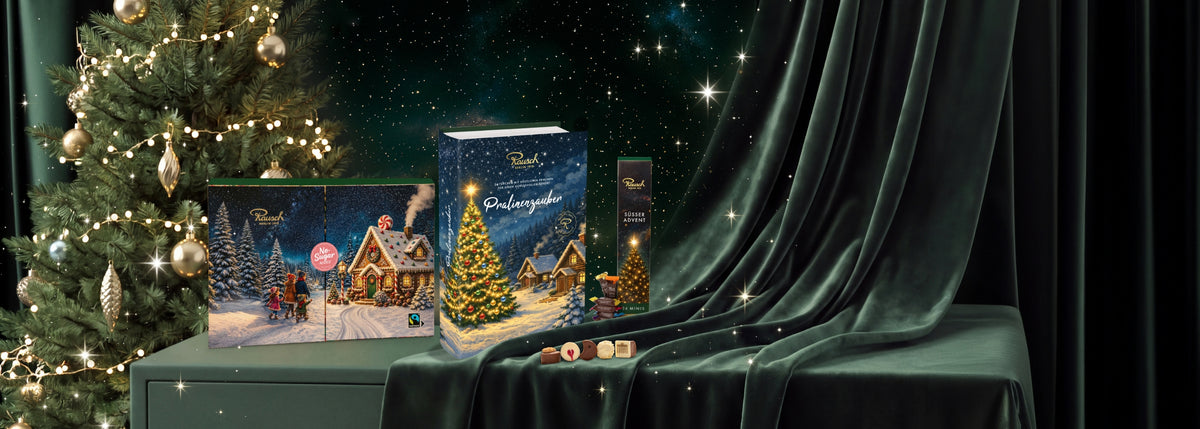 Ein in Samt gehüllter Tisch mit den Rausch Adventskalendern 2026 darauf