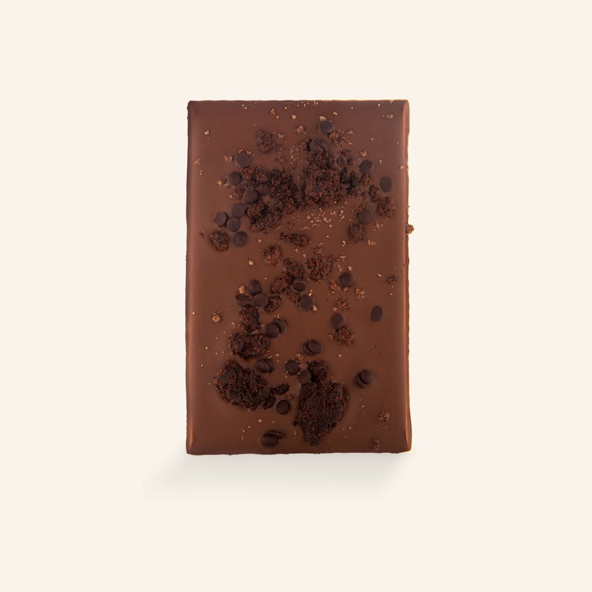 Milchschokoladentafel mit Brownie-Stücken und Edelkakao-Schokoladenperlen auf hellem Hintergrund.